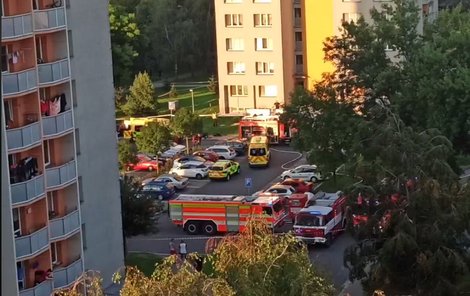 U požáru panelového domu v Bohumíně zasahují hasiči