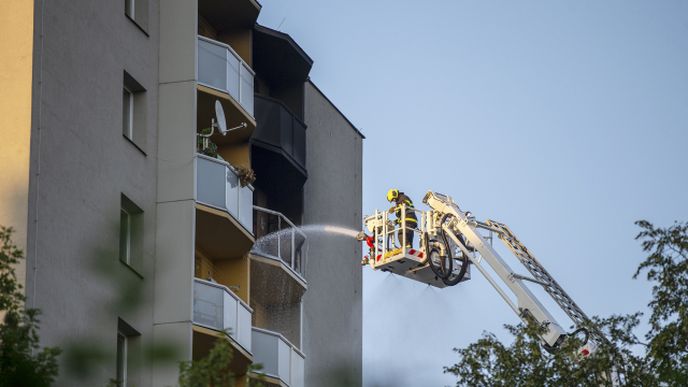 Hasiči zasahují u požáru v 11. patře panelového domu panelového domu v Bohumíně, při kterém zahynulo 11 lidí.