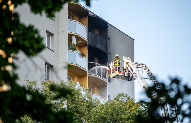 Hasiči zasahují u požáru v 11. patře panelového domu panelového domu v Bohumíně, při kterém zahynulo 11 lidí.