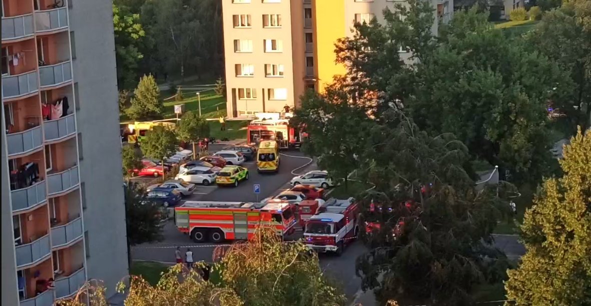U požáru panelového domu v Bohumíně zasahují hasiči