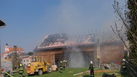 Zásah hasičů při požáru stodoly v Bolaticích. Zahynulo všech 13 býků.