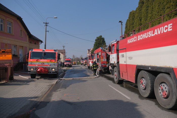 Zásah hasičů při požáru stodoly v Bolaticích. Zahynulo všech 13 býků.