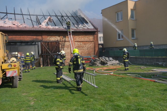 Zásah hasičů při požáru stodoly v Bolaticích. Zahynulo všech 13 býků.