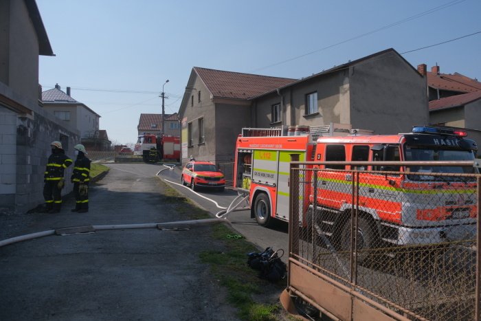 Zásah hasičů při požáru stodoly v Bolaticích. Zahynulo všech 13 býků.