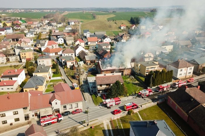 Zásah hasičů při požáru stodoly v Bolaticích. Zahynulo všech 13 býků.