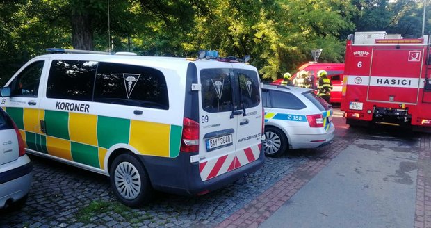 Požár opuštěné budovy v Braníku si vyžádal jednu oběť. Její ostatky nalezli hasiči po dohašení. (2. červenec 2022)