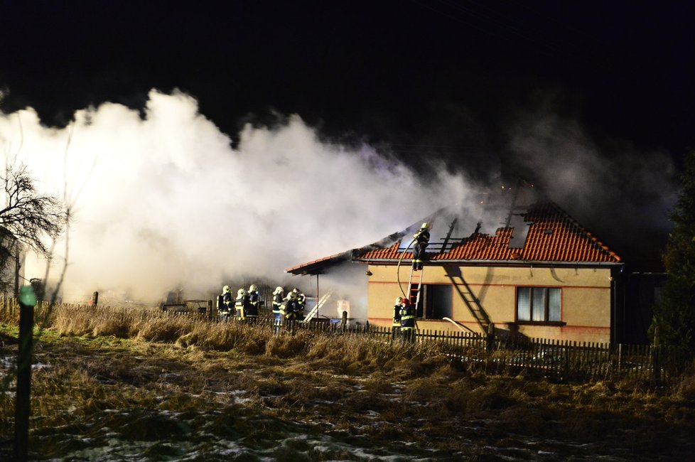 Požár po výbuchu propanbutanové lahve zničil rodinný dům na Kladensku.