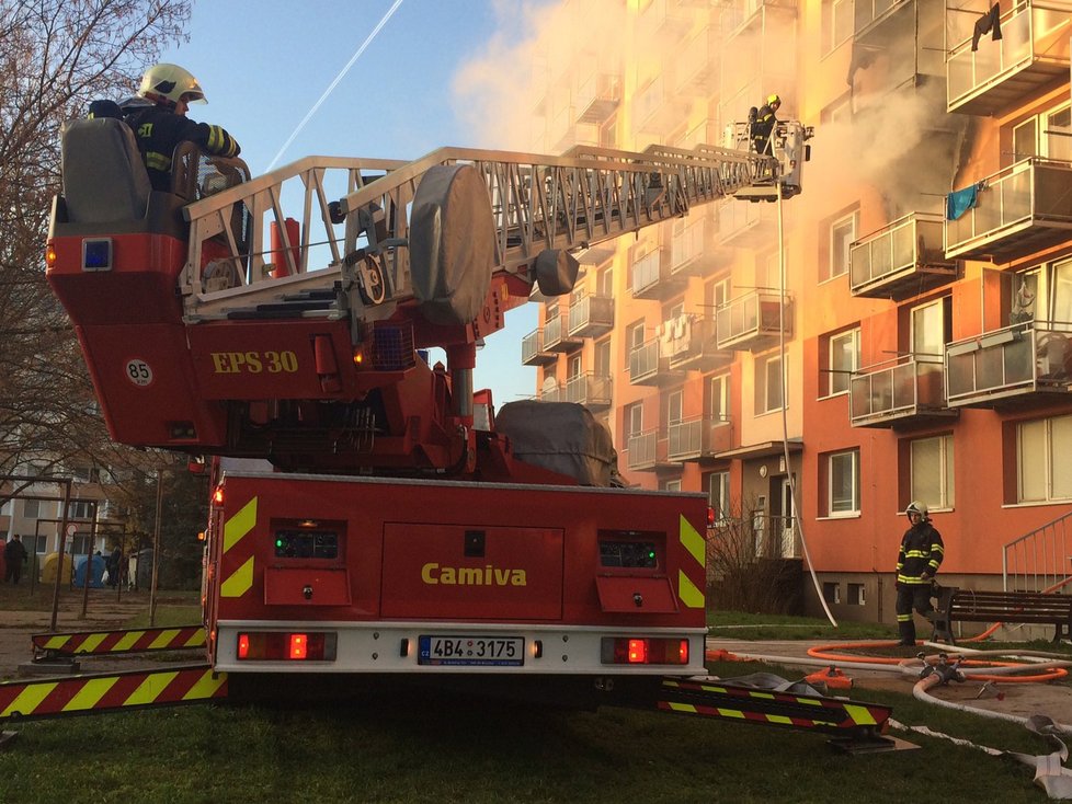 Hasiči zasahovali ve čtvrtek odpoledne u požáru bytu v paneláku v Břeclavi.