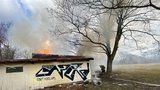 Oblaka dýmu nad Břevnovem: Hasiči vyráželi k fotbalovému hřišti, hořela přilehlá budova