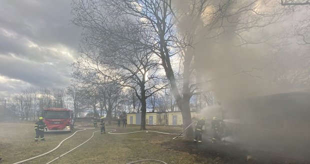 31. 1. 2020: K požáru střechy nevyužívaného objektu u fotbalového hřiště na Břevnově vyjížděli pražští hasiči. S ohnivým živlem se popasovali do hodiny.