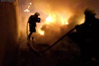 Na Šumpersku hoří rozlehlá hala: Zevnitř se ozývají výbuchy