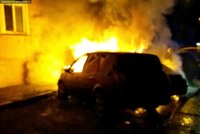 Neznámý žhář má úchylku na auta: Ohněm je ničí po trojicích!