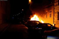 Noční požár v Brně způsobil škodu přes milion, shořela tři auta