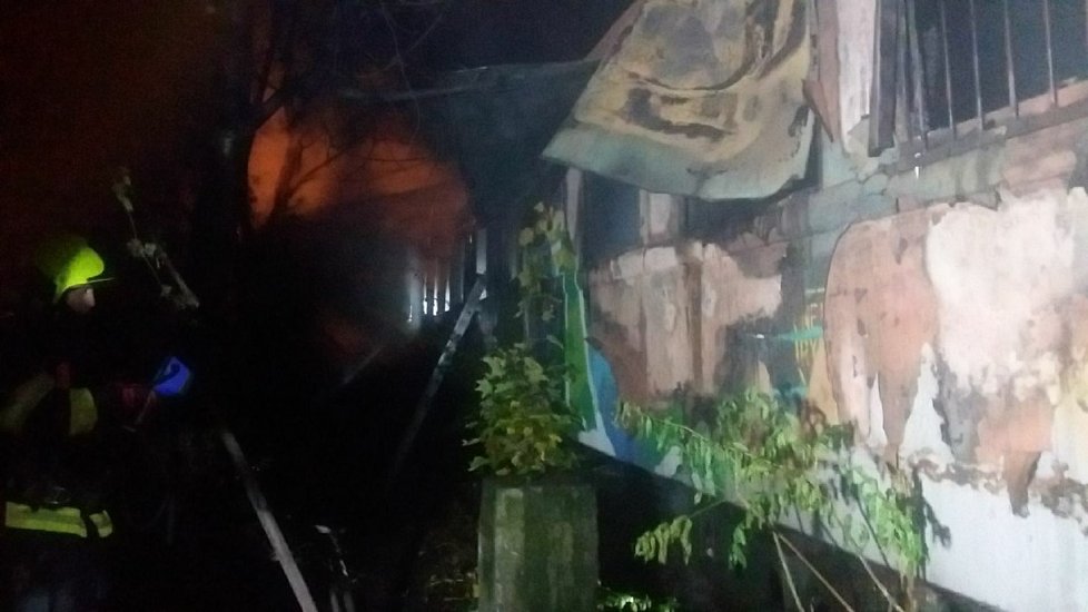 Po požáru odstaveného železničního vagónu v Brně našli hasiči na místě čtyři lidská těla.