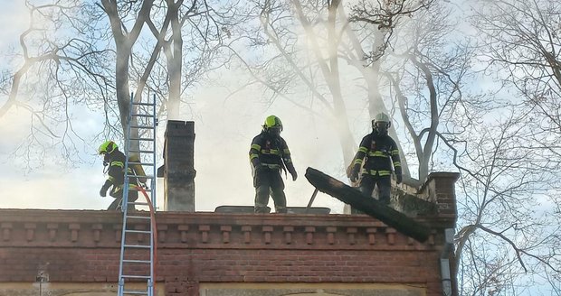 Požár zničil v úterý 19. prosince střechu památkově chráněné bývalé léčebny pro dlouhodobě nemocné v Brně na Červeném kopci.