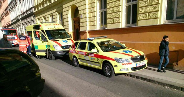 K požáru v ulici Vlhká v Brně museli kromě hasičů i zdravotníci, čtyři děti musely do nemocnice.