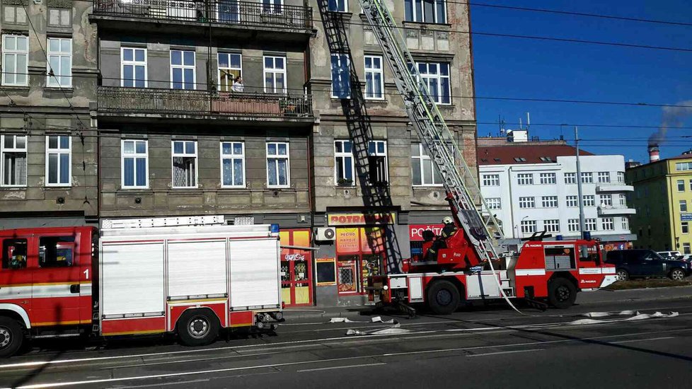 Vysokozdvižný vozík si dnes museli vzít na požár v ulici Křenová brněnští hasiči.