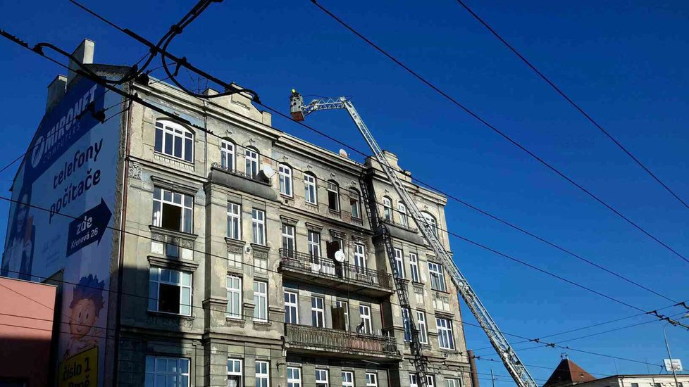 Požár vypukl v těžko přístupném místě bytového domu v Brně na ulici Křenová.