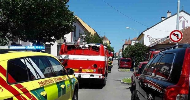 Hasiči likvidovali v Brně požár v Podešvově ulici. Starší žena tam utrpěla vážné popáleniny.