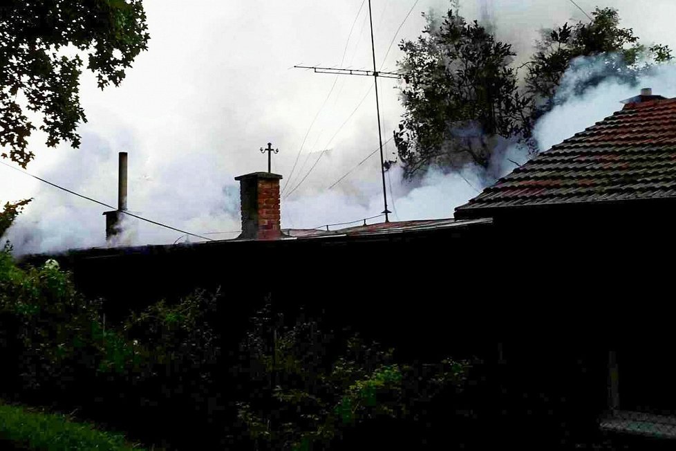 Dvě hodiny zasahovali  v sobotu brněnští hasiči u požáru rodinného domu.