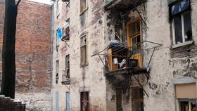 Rozbité začouzené okno bytu vpravo nahoře dokazuje, že si jeho obyvatelé přitápěli v noci dřevem. To se jim zřejmě stalo osudným.
