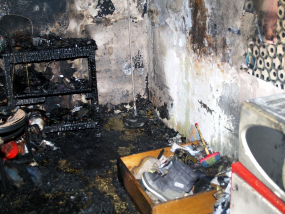 Oheň zničil zařízení bytu, v němž v sobotu zemřeli tři lidé: dva dospělí a malé dítě.