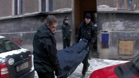 Pracovníci pohřební služby vynášejí z domu hrůzy ve Spolkové ulici v Brně jednu z obětí.