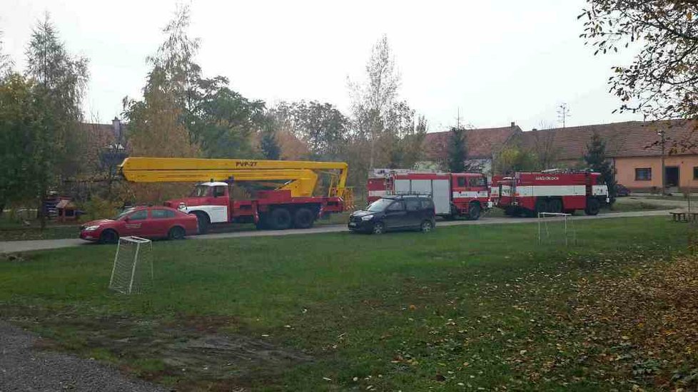 Na Brněnsku shořela stodola za 900 000, hasiči pomáhali prasatům.