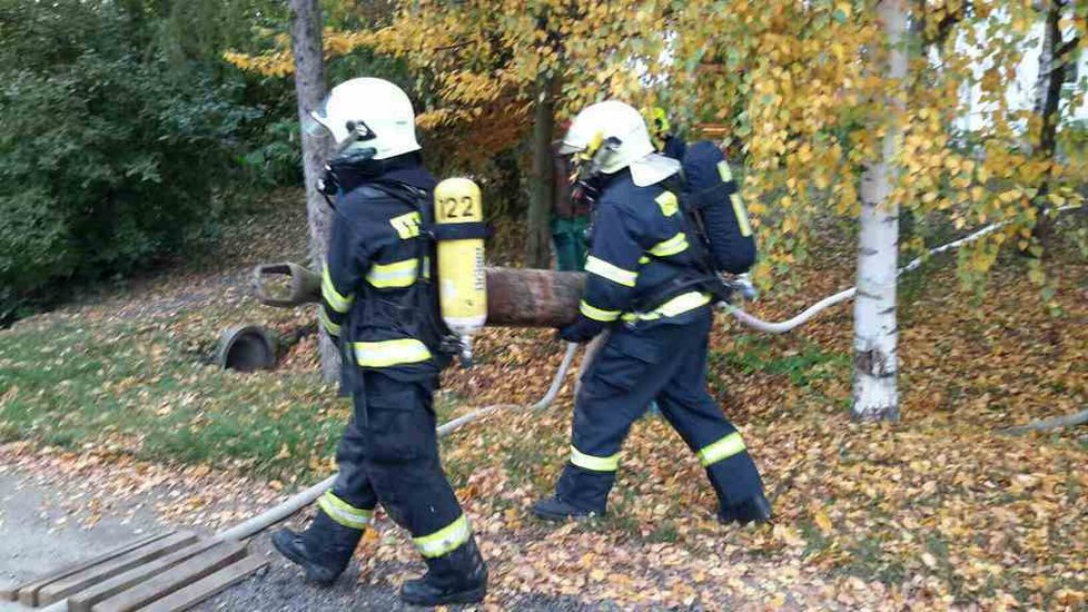 Na Brněnsku shořela stodola za 900 000, hasiči pomáhali prasatům.
