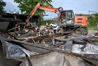 8 mrtvých po požáru v Brně: Tři těla už mají jméno, začíná úklid spáleniště