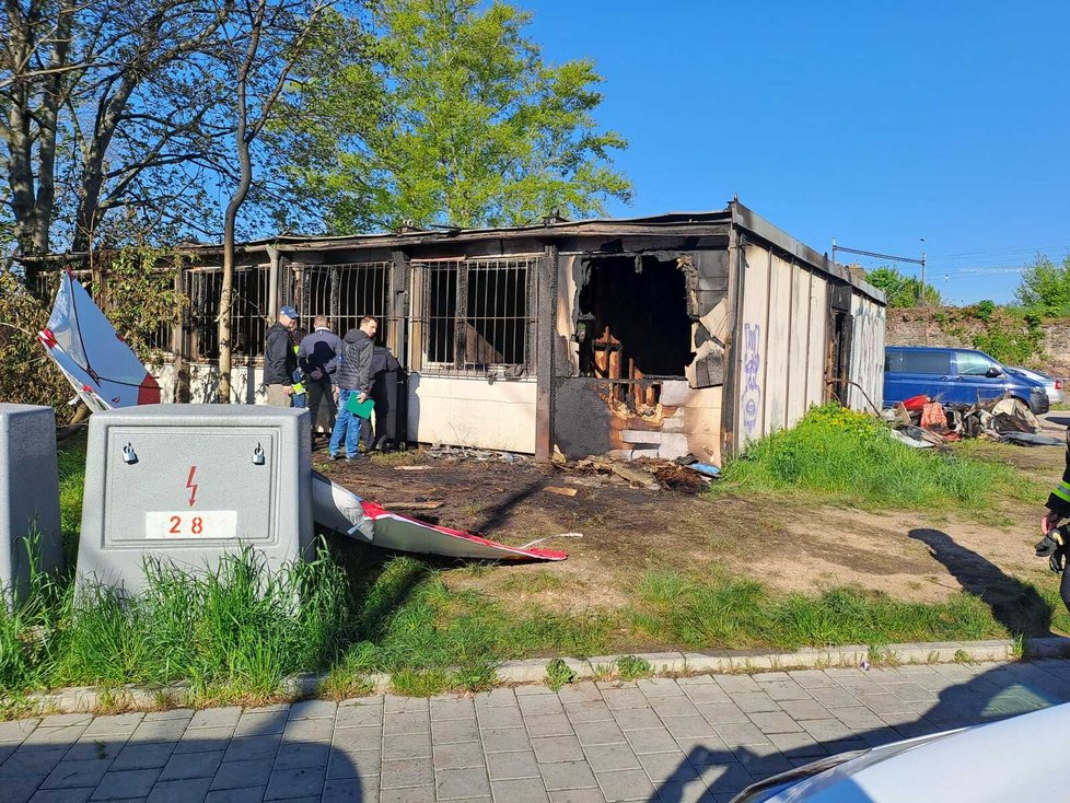 Při požáru starých unimobuněk uhořelo v Brně osm lidí.