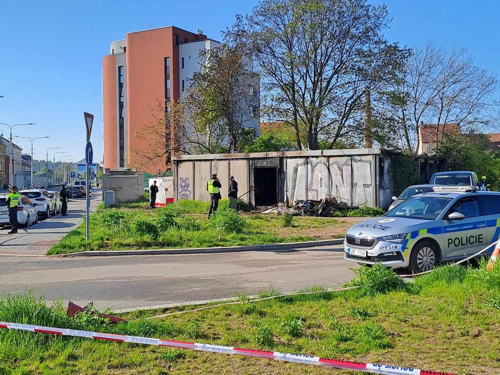 Při požáru starých unimobuněk uhořelo v Brně osm lidí.
