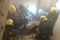 Dva policisté zachránili bezvládnou stařenku z hořícího bytu: Všichni skončili v nemocnici