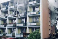 Požár paneláku v Brně: Záchranáři odvezli do nemocnic šest lidí, včetně dítěte