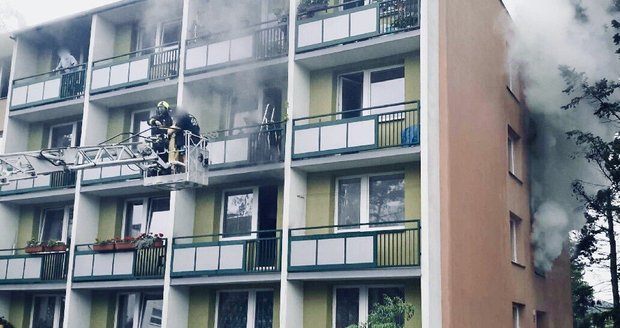 Požár paneláku v Brně: Záchranáři odvezli do nemocnic šest lidí, včetně dítěte
