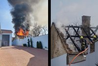 Střecha rodinného domu v Brně v plamenech: Škody za statisíce