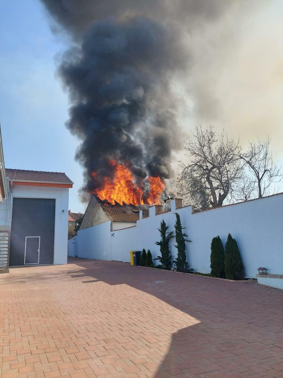 V pátek 25. března 2022 shořela střecha rodinného domu v brněnských Židenicích.