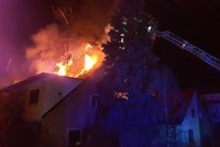 Dům vetešníka zachvátil požár, oheň poničil i sousední vilu: Škoda za miliony