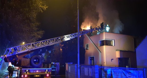 Požár zachvátil interiér i střechu patrového domu v Brně-Žabovřeskách. Plameny poškodily také střechu přiléhajícího sousedního domu.
