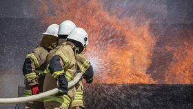 V Broumově na Náchodsku hořel byt v bytovém domě, hasiči evakuovali asi 50 lidí.