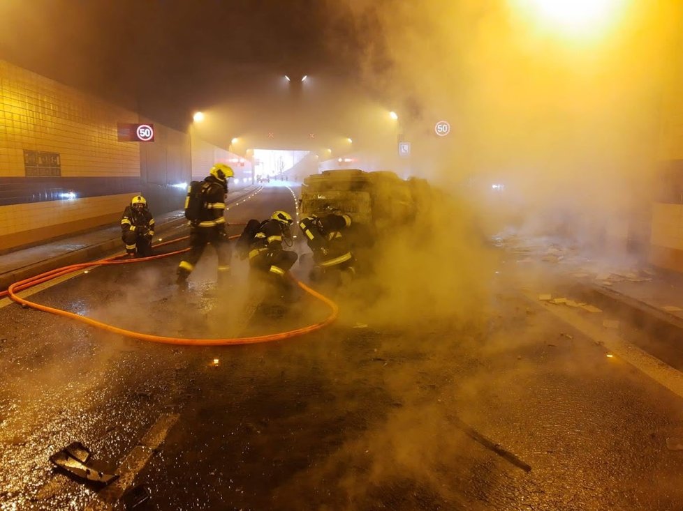 Požár policejního auta v Bubenečském tunelu (20. prosince 2020)