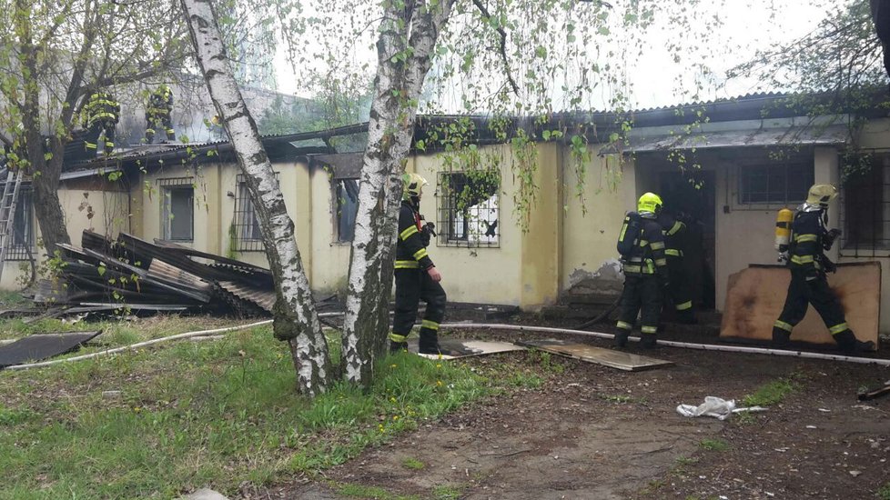 Požár u Nemocnice Na Bulovce.