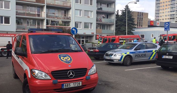 V Bohnicích vyhořel byt, začalo hořet v kuchyni. Hasiči hasili pouze vnitřkem domu, k místu požáru se nemohli dostat přes zaparkovaná osobní auta.