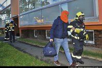 Muž a žena se nadýchali při požáru bytu v Praze: Skončili na jednotce intenzivní péče v nemocnici