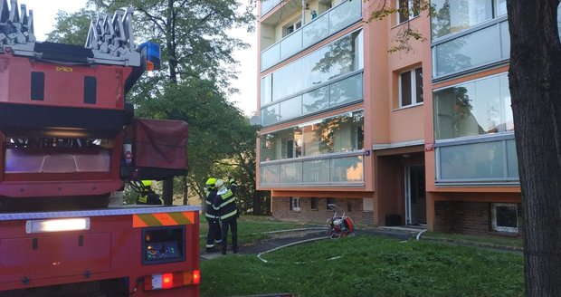 V pražských Záběhlicích vyhořel byt, dvě osoby skončily v nemocnici.