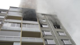 Požár bytu ve Valašském Meziříčí: Otec a syn museli do nemocnice, zachránili je policisté!