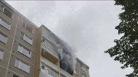 Požár bytu ve Valašském Meziříčí: Otec a syn museli do nemocnice, zachránili je policisté!