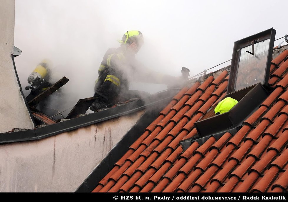 Pražští hasiči hasili požár podkrovního bytu na Kampě.