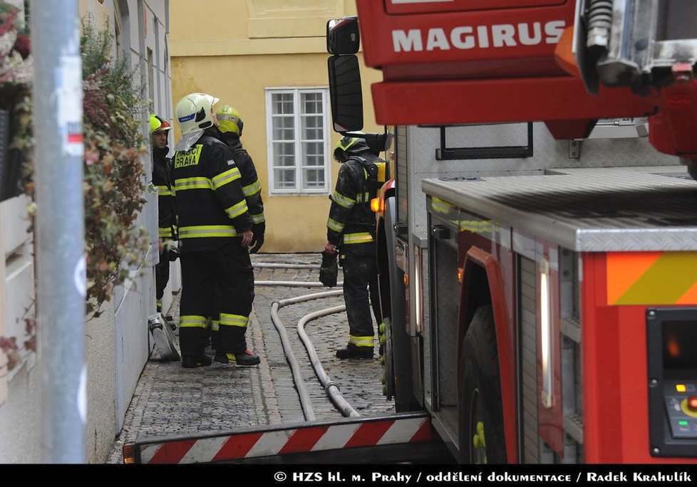 Pražští hasiči hasili požár podkrovního bytu na Kampě.