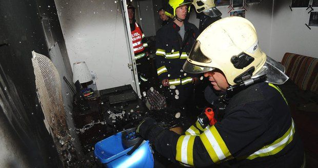 V Bubenči hořel byt: Hasiči z ohnivého pekla zachránili dvě osoby